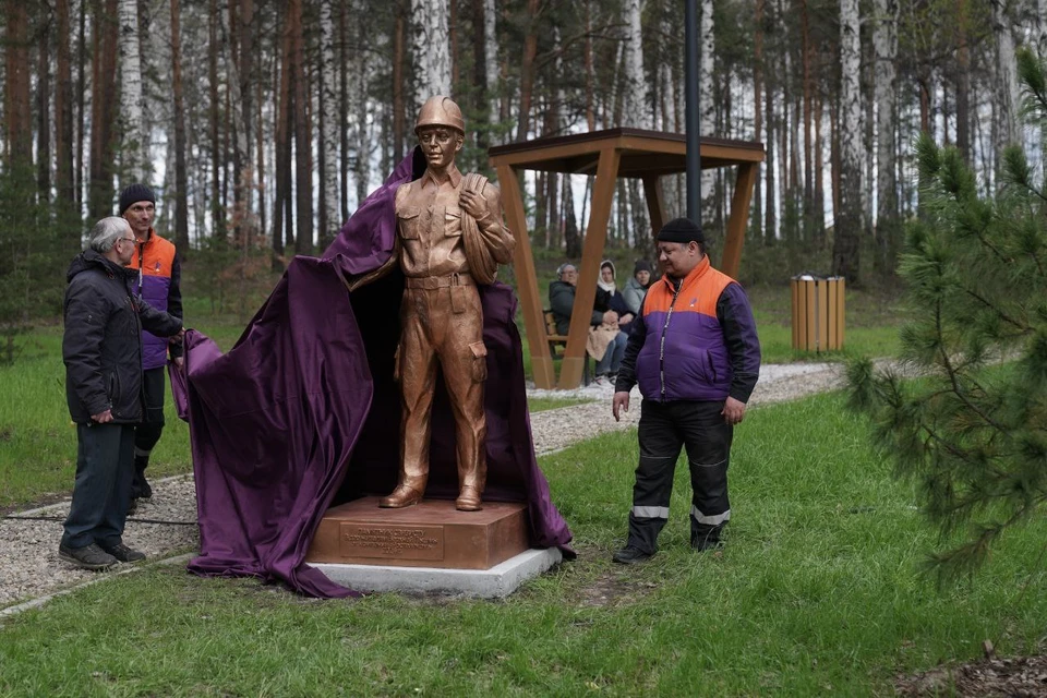 Памятник связисту выполнен из искусственного камня. Фото: Департамент информационной политики