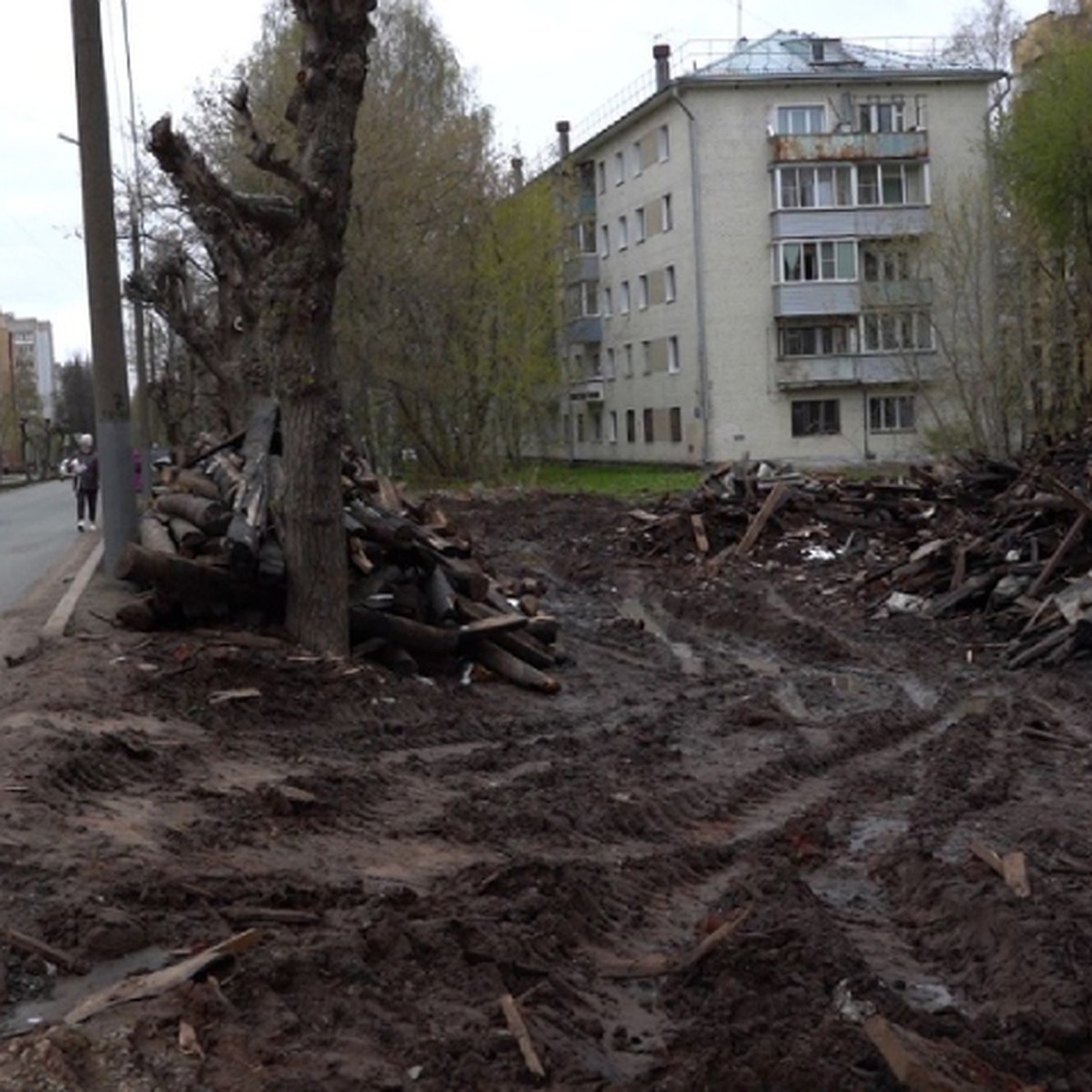 В Кирове в течение недели вывезут мусор, оставшийся после сноса дома на  Карла Либкнехта - KP.RU