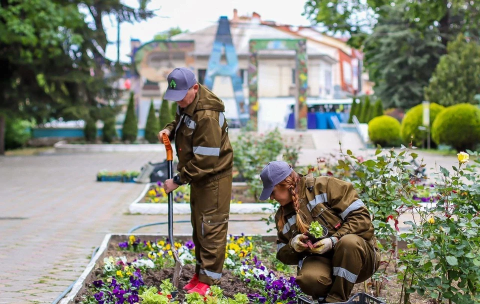 Весенняя высадка цветов в парках Симферополя продолжается . Фото: МБУК "Парки столицы"