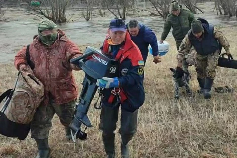 Спасатели помогли четырем охотникам, застрявшим на острове в Якутии Фото: служба спасения РС (Я)
