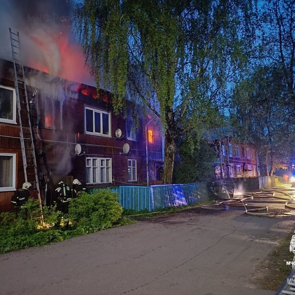 Неблагополучная семья погибла в ночном пожаре в 11-квартирном доме в  Костроме - KP.RU