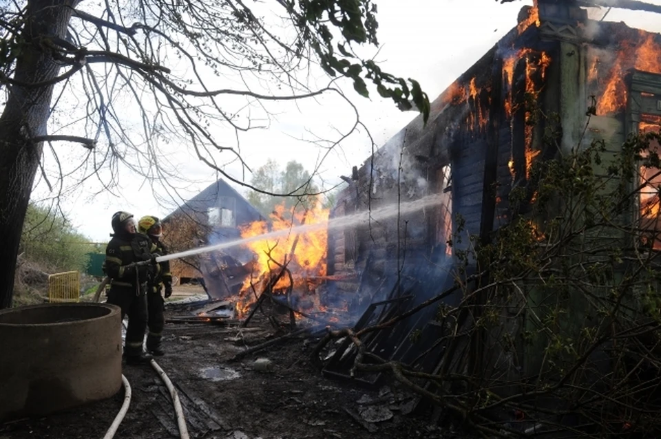 800 «квадратов» в огне: лесопилка загорелась в городе Юности