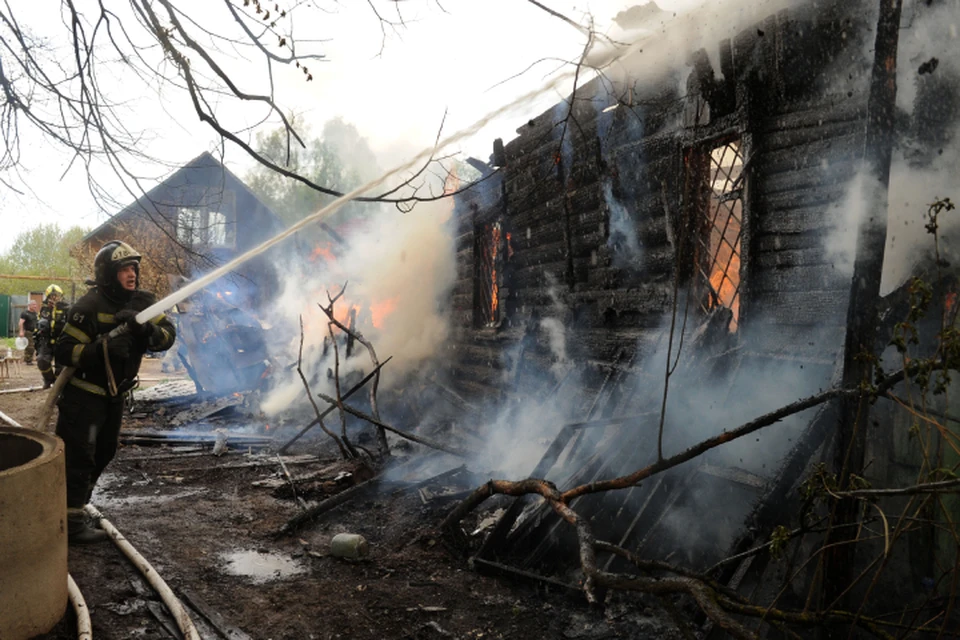 Три дома горят в селе Шелеховского района вечером 18 мая