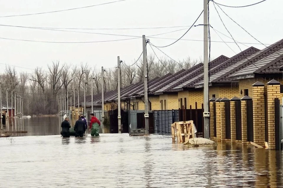 В Намском районе Якутии ввели режим ЧС из-за сильных паводков на реке Лене, фото: паводки в Орске 2024 года
