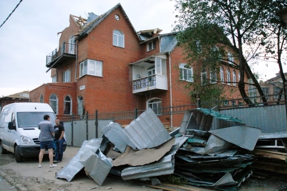 Ветер сорвал крышу в доме на Карла Маркса в Хабаровске