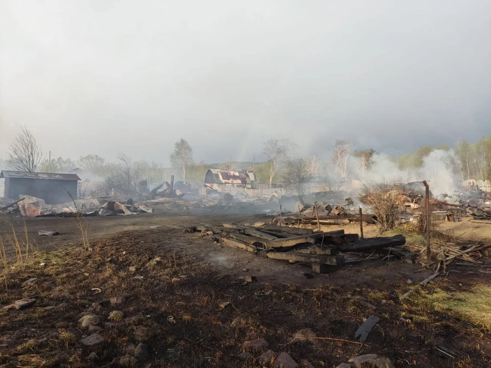 МЧС: На Сахалине загорелись более 40 дачных домов и хозпостроек Фото: Telegram-канал МЧС РФ по Сахалинской области