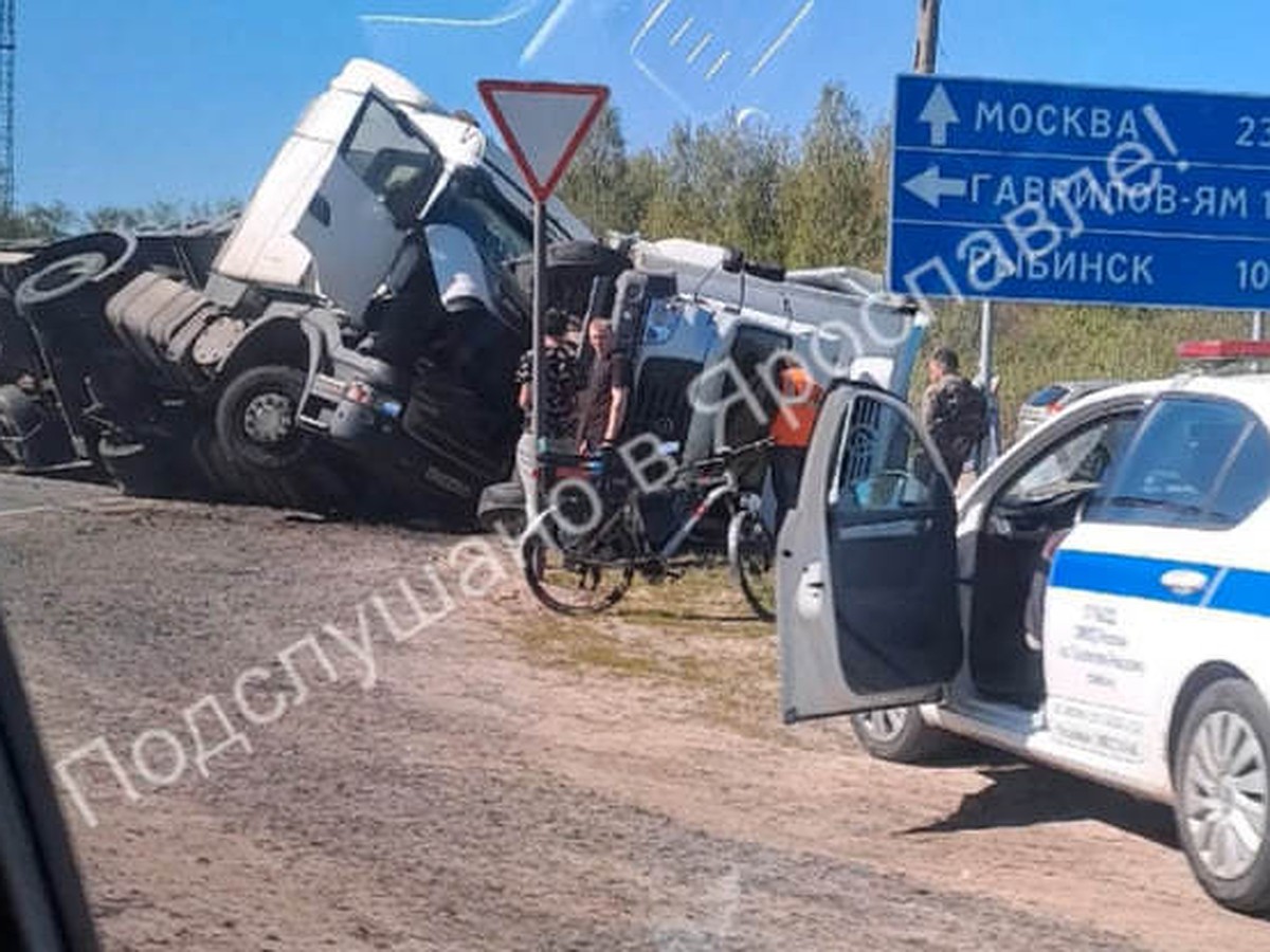 Под Ярославлем столкнулись и упали в кювет два грузовика - KP.RU