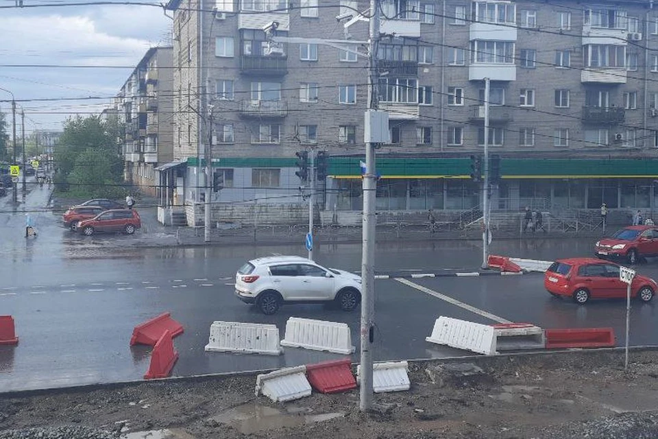 Блоки разбросало по дороге. Фото: предоставлено Еленой