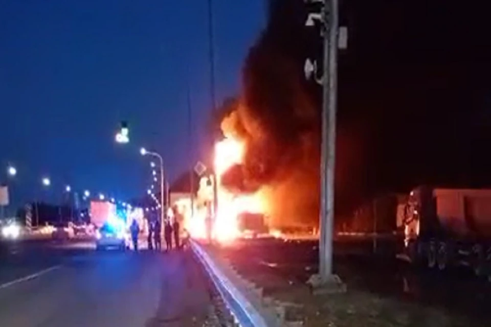 Фура сгорела у заправки после столкновения с «ГАЗелью» под Новосибирском. Фото: стоп-кадр.