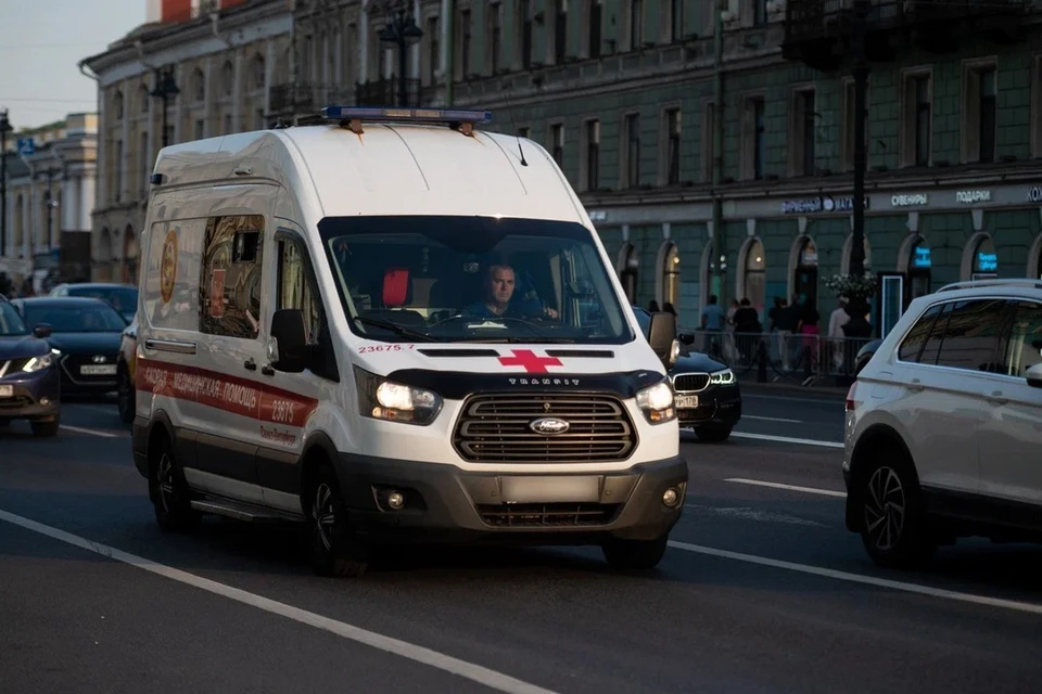 Девочку-подростка увезли в больницу после ДТП на улице Оптиков.