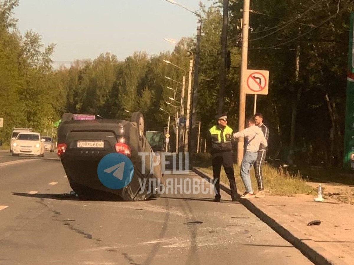 В Ульяновске рядом с парком Победы перевернулась «Лада Гранта» - KP.RU