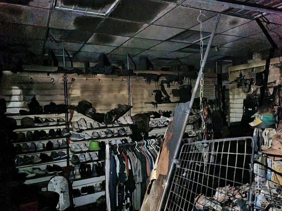 Очевидцы заметили дым из окна магазина.