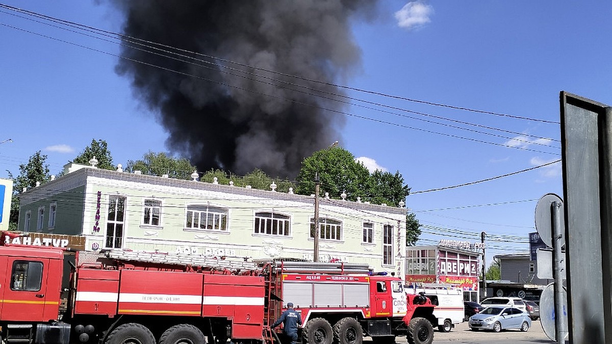 В Твери огнеборцы тушат серьёзный пожар на улице Спартака - KP.RU