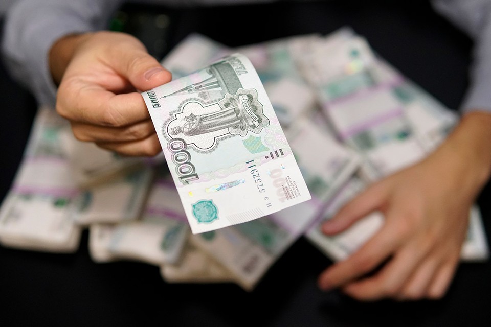«Налоги нужно поднять для богатых, а средний класс обижать не надо»: Как изменится налоговая система в России