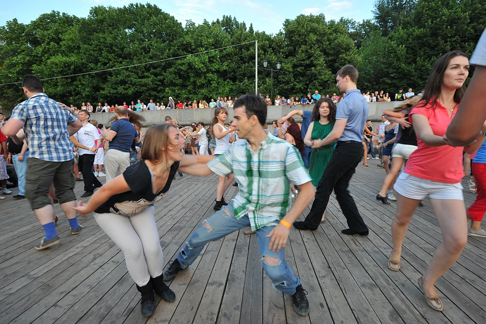 Вечера танцев начались уже во многих парках. Одно из популярных мест - площадка в Парке Горького