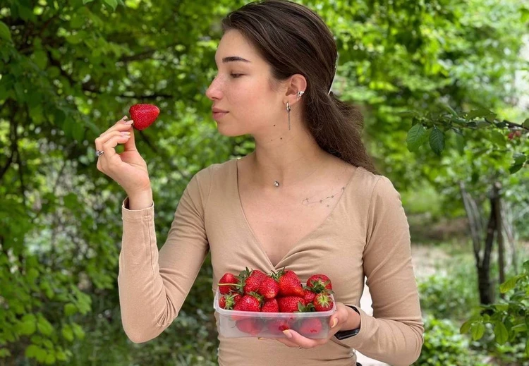 Золотая ягода: что происходит с ценами на клубнику на рынках после майских заморозков в Крыму