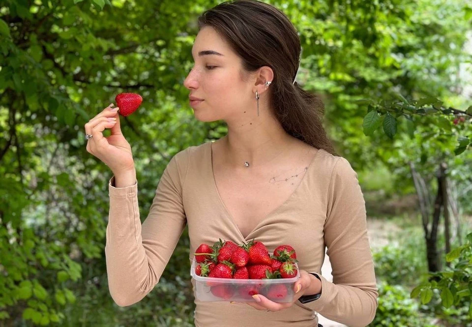 На ярмарках и рынках в крымской столицы килограмм ягоды можно купить за 280-350 рублей.