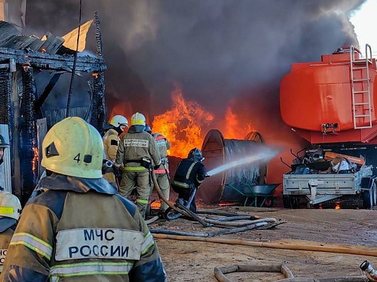 Столб огня поднимался на несколько метров: в Якутске сгорел частный дом и  два гаража - KP.RU