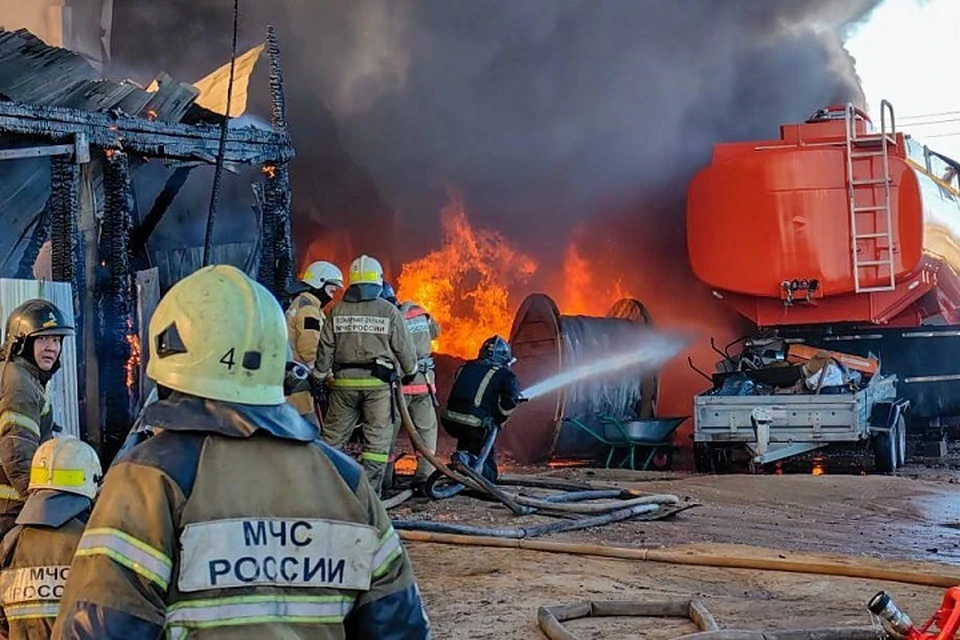 Дом и гаражи с четырьмя машинами потушили пожарные в Якутске Фото: ГУ МЧС России по РС (Я)
