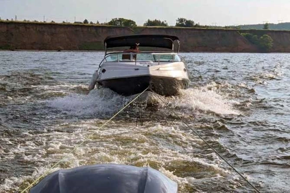 В Ульяновске на Волге в 2,5 км от берега заглохла лодка с тремя мужчинами | ФОТО: группа в ВК ОГКУ "Служба ГЗ и ПБ Ульяновской области"