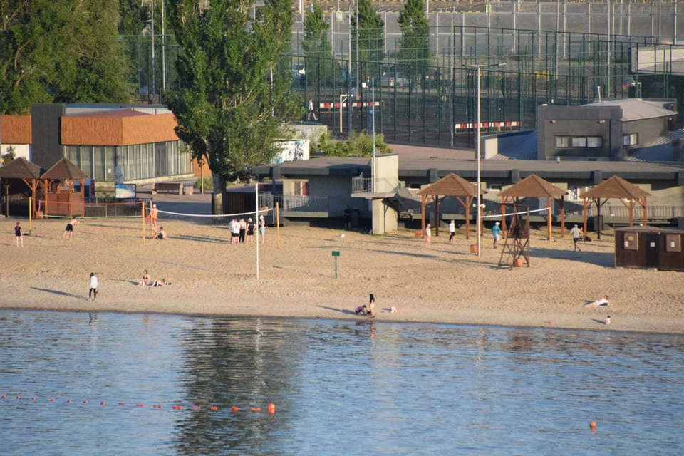 На пляже в парке Левобережном уже установили заградительные буйки.