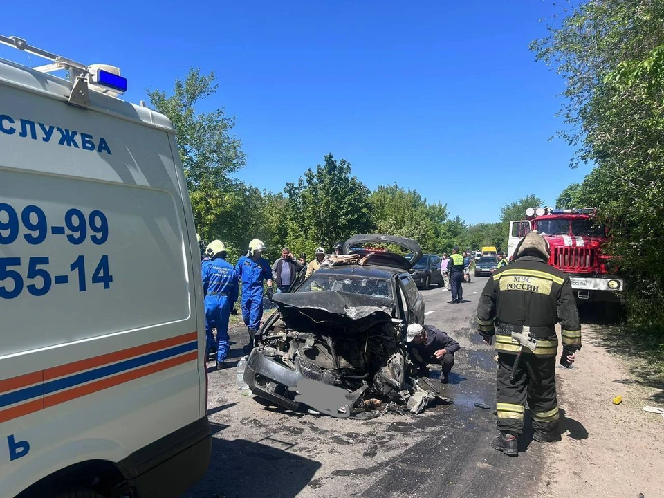 Водитель иномарки пошел на обгон, затем резко затормозил, но машину все равно вынесло на встречку