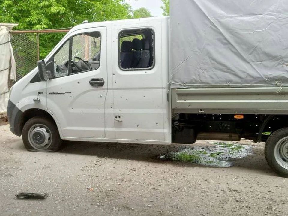 Автомобили оказались повреждены при обстреле. Фото - тг-канал Эдуарда Сеновоза
