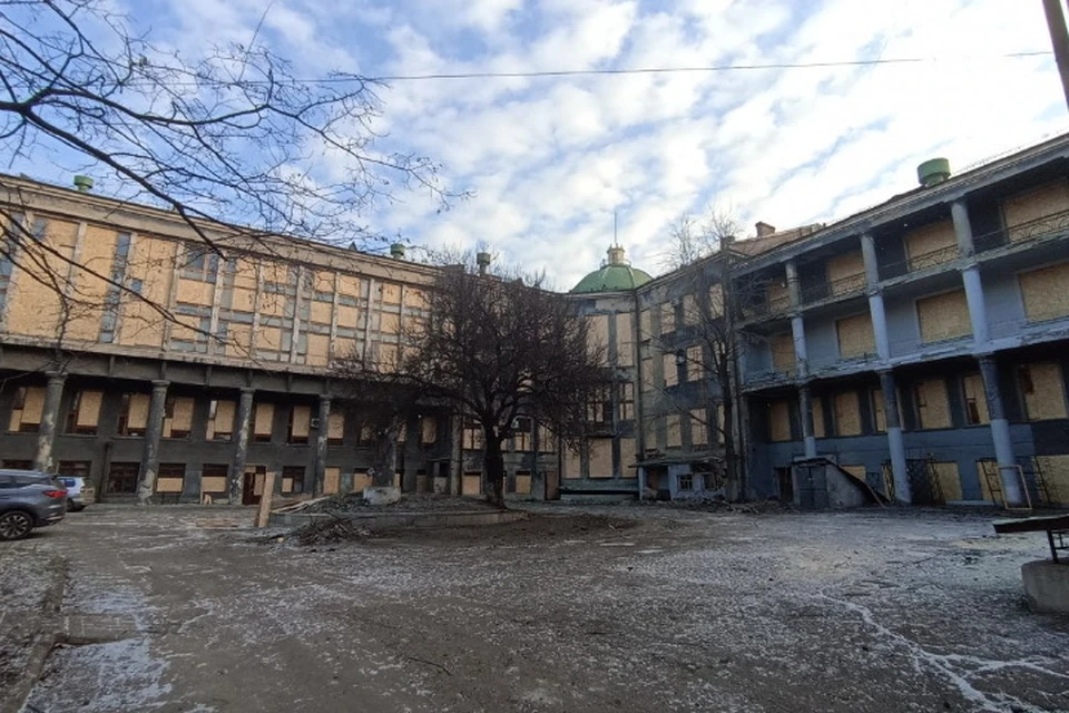 Здание библиотеки имени Крупской получило значительные повреждения от обстрелов ВСУ. Фото: Минкультуры ДНР