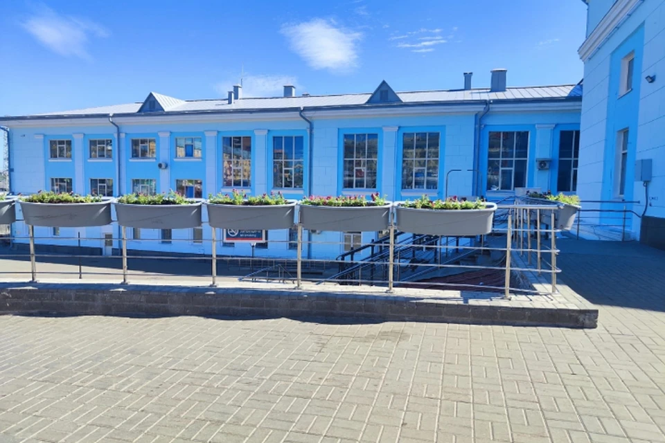 Железнодорожный вокзал украсили гидровазонами с цветами. Фото: vk.com/public_green_kirov