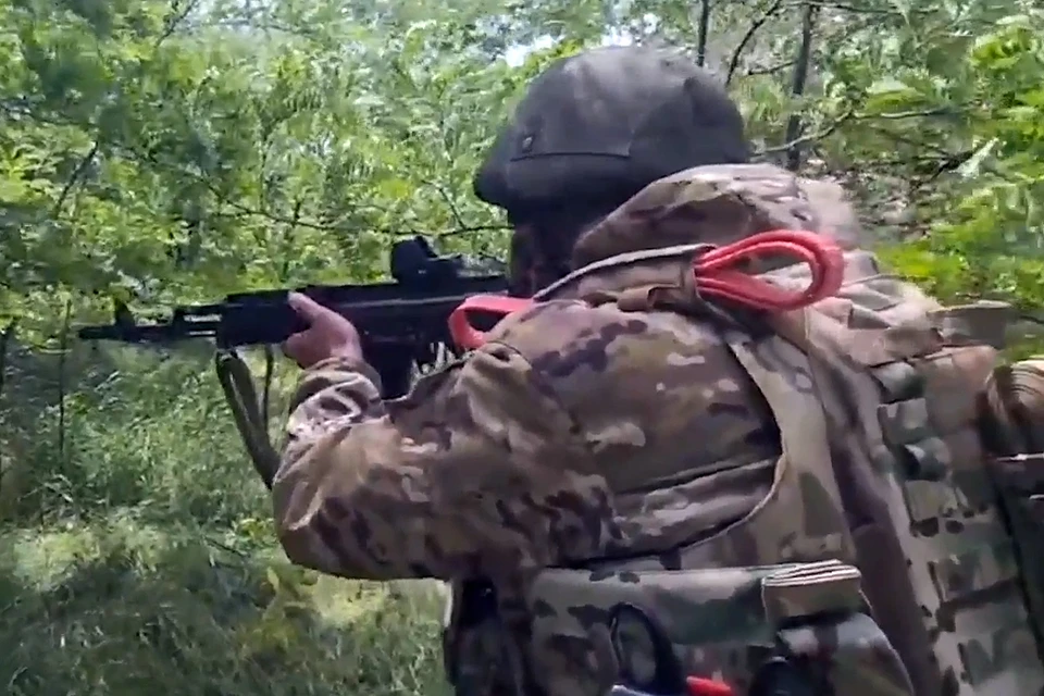 Военнослужащие мотостелковой дивизии "Днепр" уничтожили вражеский опорный пункт