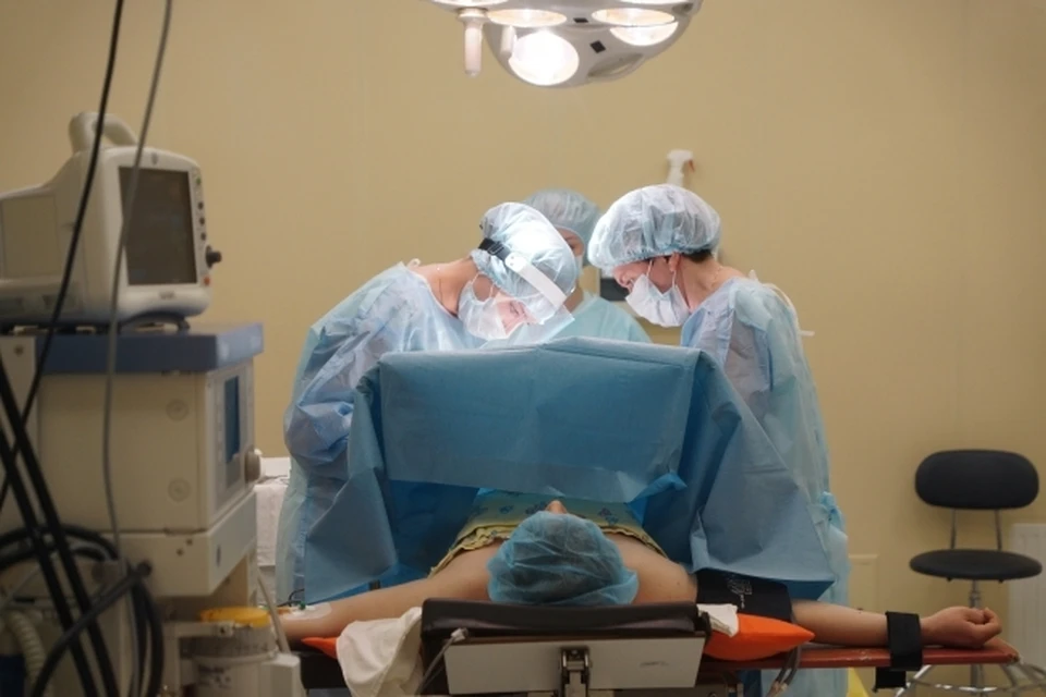 В ходе выполнения операции кесарева сечения врачи помимо ребенка извлекли из мамы опухоль.