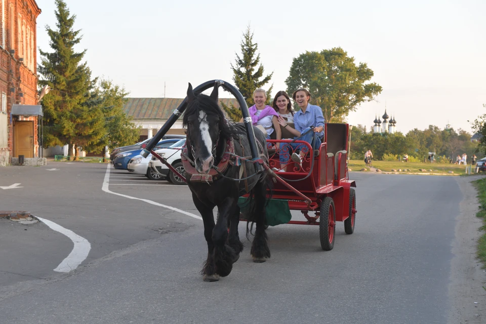 Туристический бизнес в Суздале неразрывно связан с гужевым транспортом.