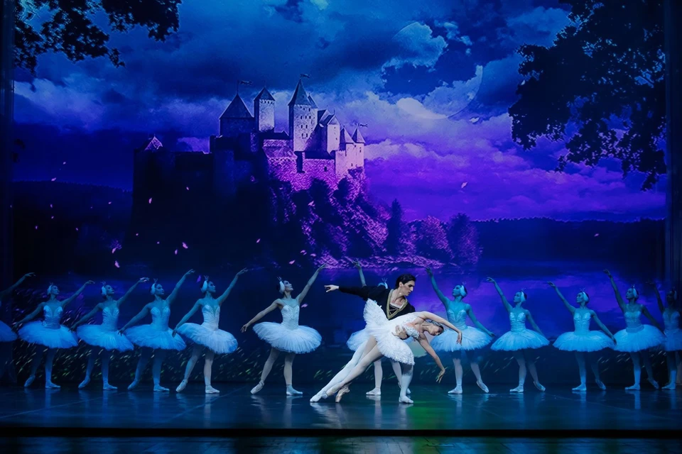 Балет в двух действиях представил Государственный академический театр танца Республики Казахстан, основателем которого является мэтр мирового балетного искусства Булат Аюханов.
