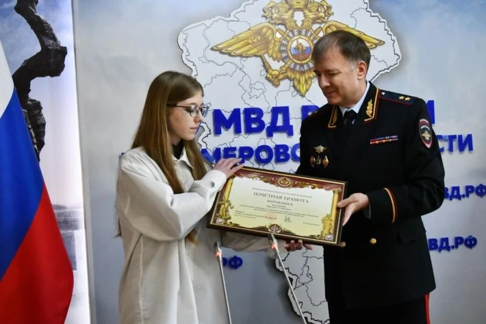 Министр МВД наградил 16-летнюю кемеровчанку.