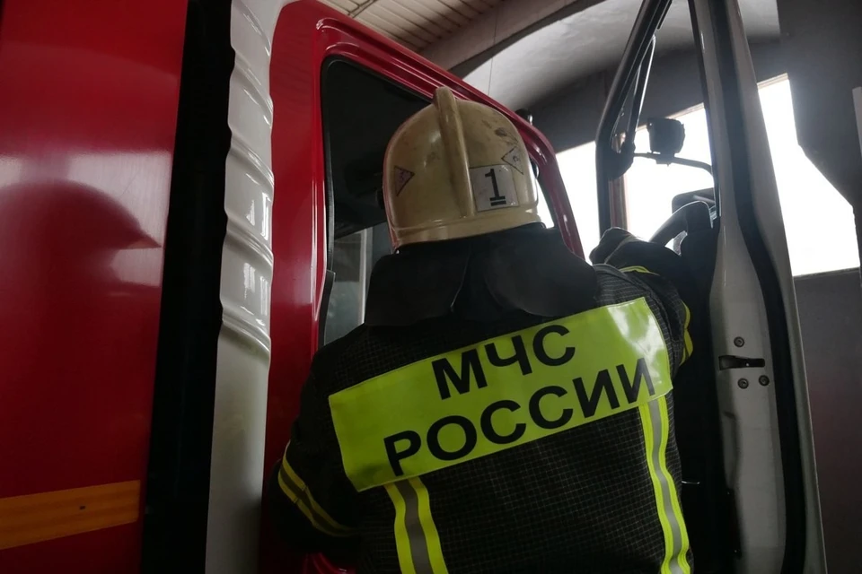 Пожарные работают на улице Молодогвардейской в Новокуйбышевске