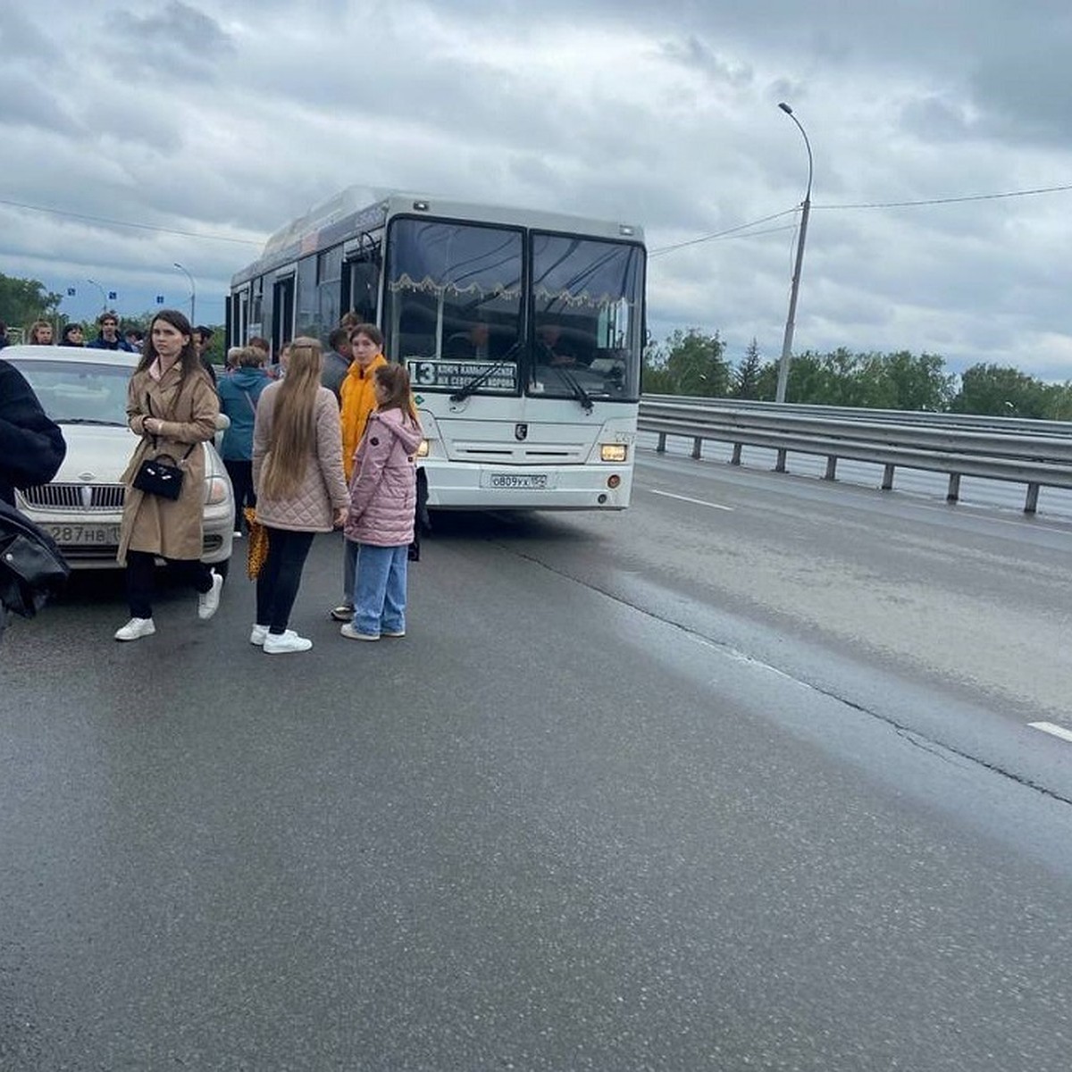 В Новосибирске пассажиры автобуса, попавшего в аварию, прошлись по мосту  пешком - KP.RU