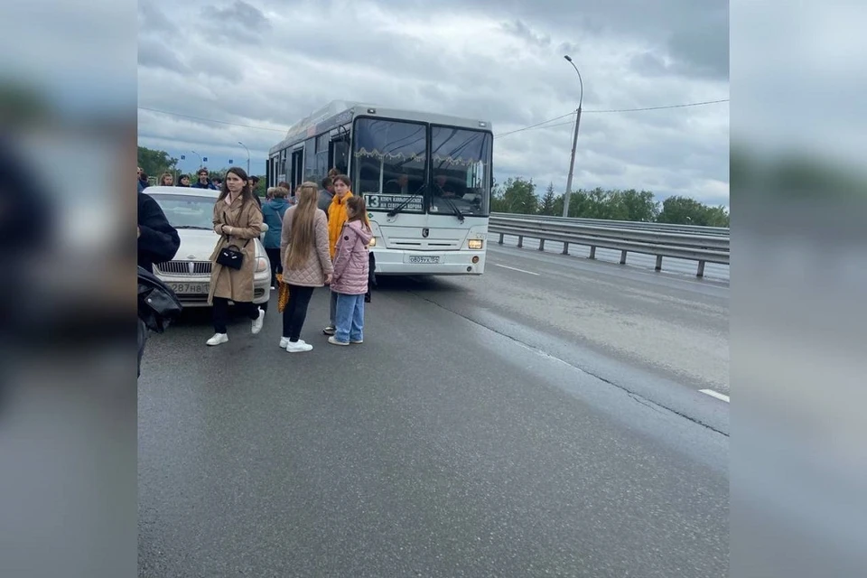 Пассажирам автобуса № 13 пришлось пройти пешком весь мост до остановки. Фото: предоставлено очевидцем.