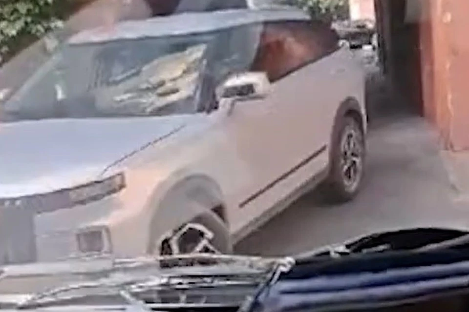 В итоге дорогу иномарке уступила скорая помощь. Фото: скрин с видео из соцсетей.