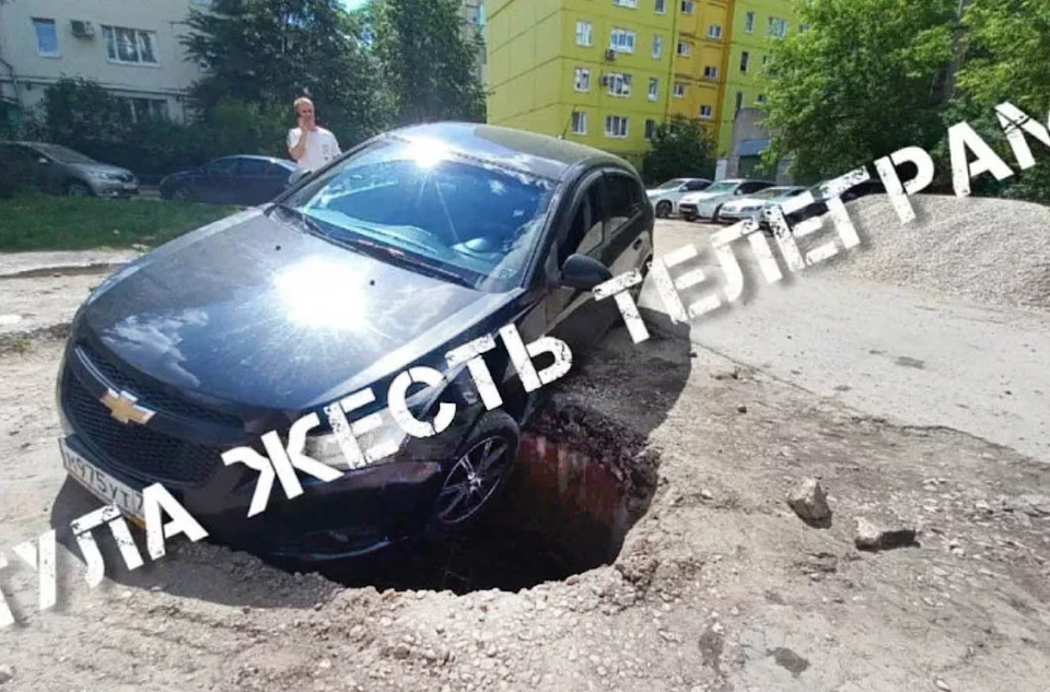 В Пролетарском округе Тулы машина провалилась колесом в канализационный люк. Фото: Telegram-канал «Тула Жесть».