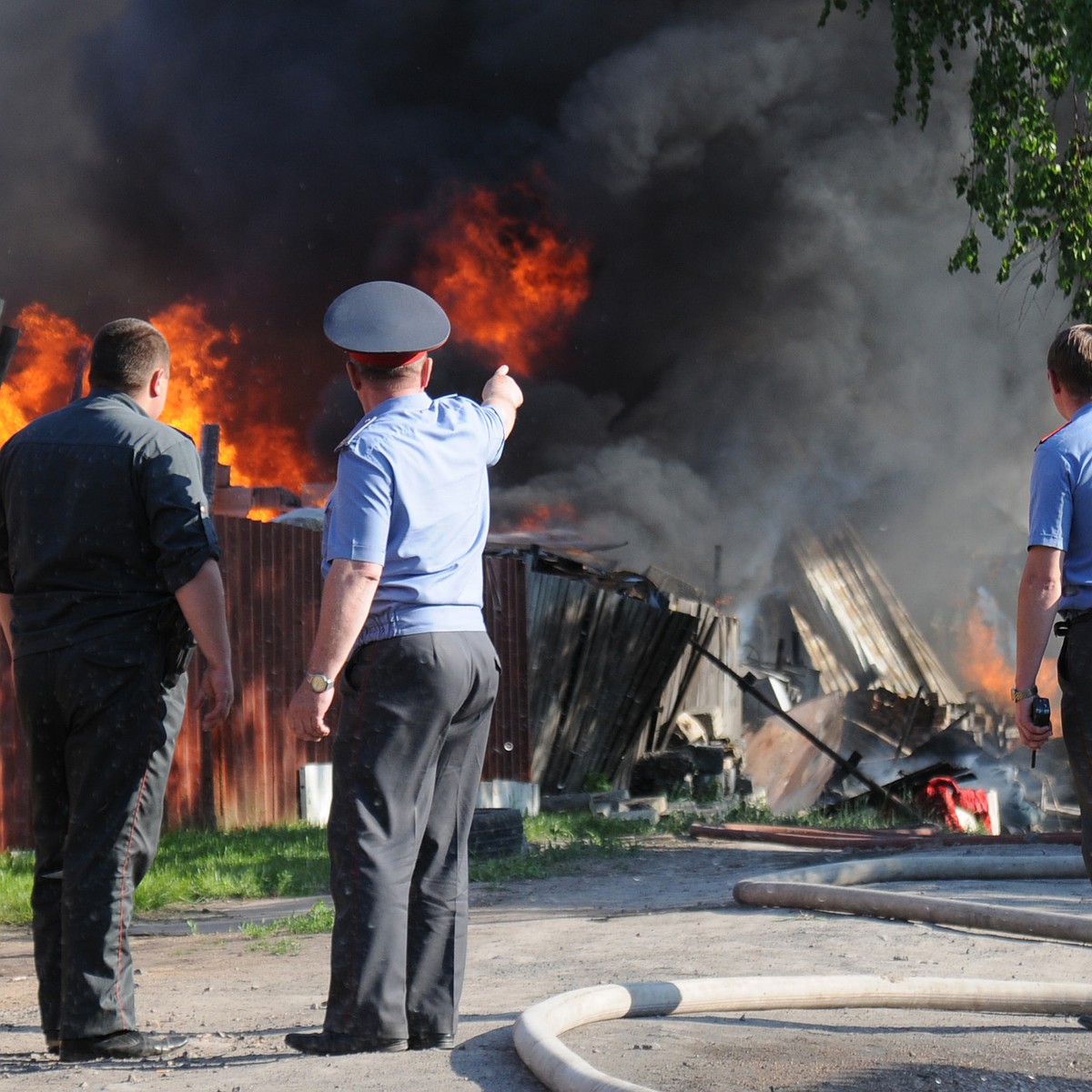 Родителей дома не было, когда начался пожар: на Южном Урале полицейский спас  девочку из горящего дома - KP.RU