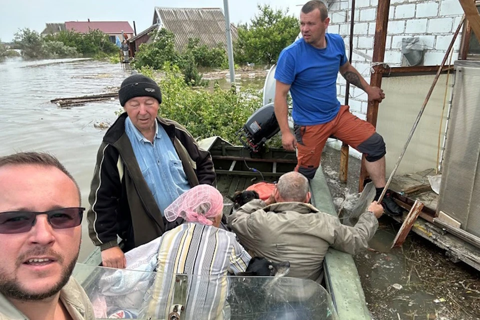 Евгений Кузьмин (слева) приехал в Голую Пристань, чтобы помогать эвакуации людей