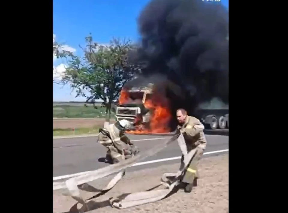 На дороге в Дубоссарском районе загорелась фура. Фото:скриншот видео