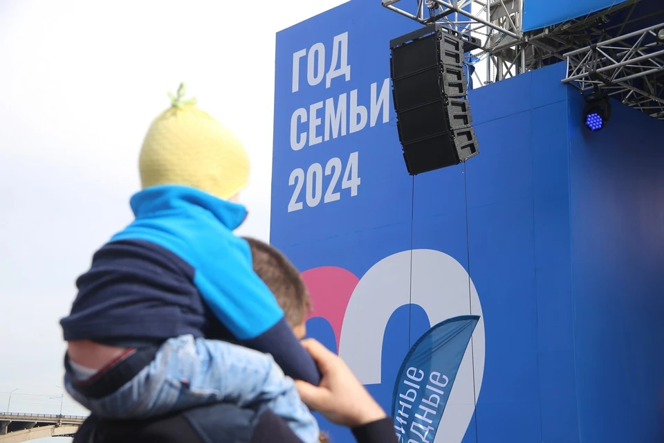 «Родительская слава»: в Красноярске наградили две семейные пары