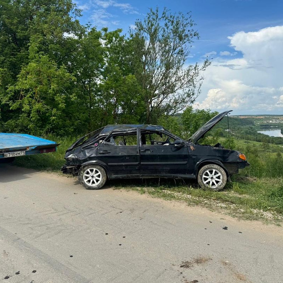 Пятившийся автомобиль упал в кювет в Алексине Тульской области - KP.RU