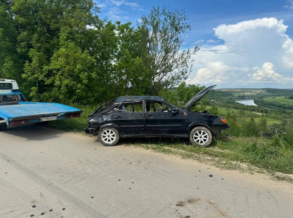 Пятившийся автомобиль упал в кювет в Алексине Тульской области