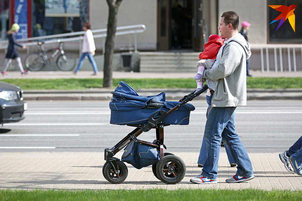 В Беларуси предусмотрены отпуск для папы при рождении ребенка, кроме того, на свободный день в неделю имеют право работающие многодетные родители.