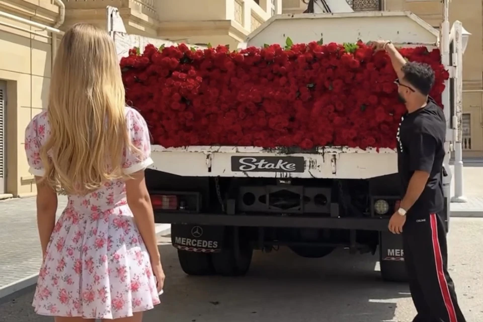 Блогер Гусейн Гасанов подарил возлюбленной 10 тысяч роз