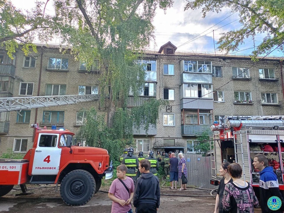 При пожаре в общежитии на Рябикова в Ульяновске погиб один человек | ФОТО: Управление гражданской защиты Ульяновска