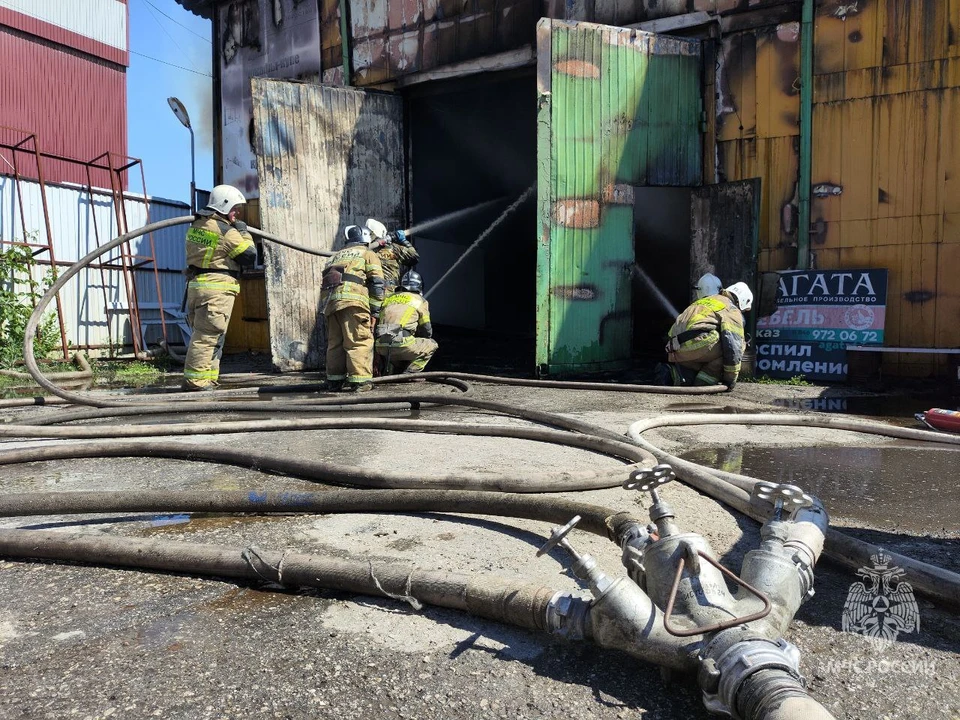 Пожарные продолжают работать на месте пожара в Промышленном районе