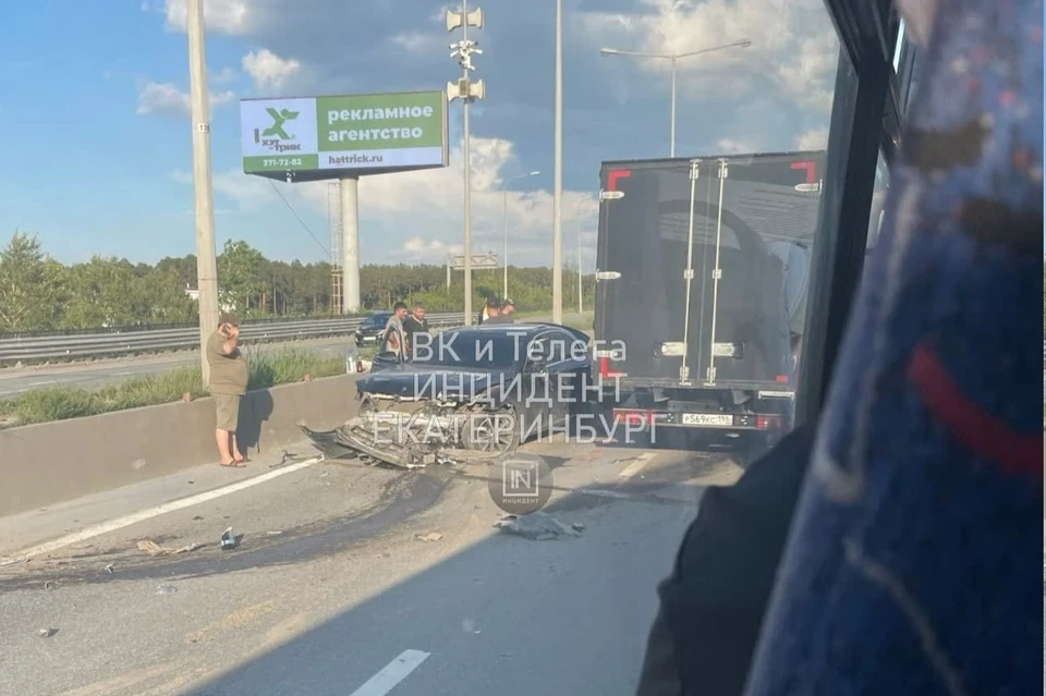 Предположительно, грузовик столкнулся с легковым автомобилем. Фото: Инцидент Екатеринбург